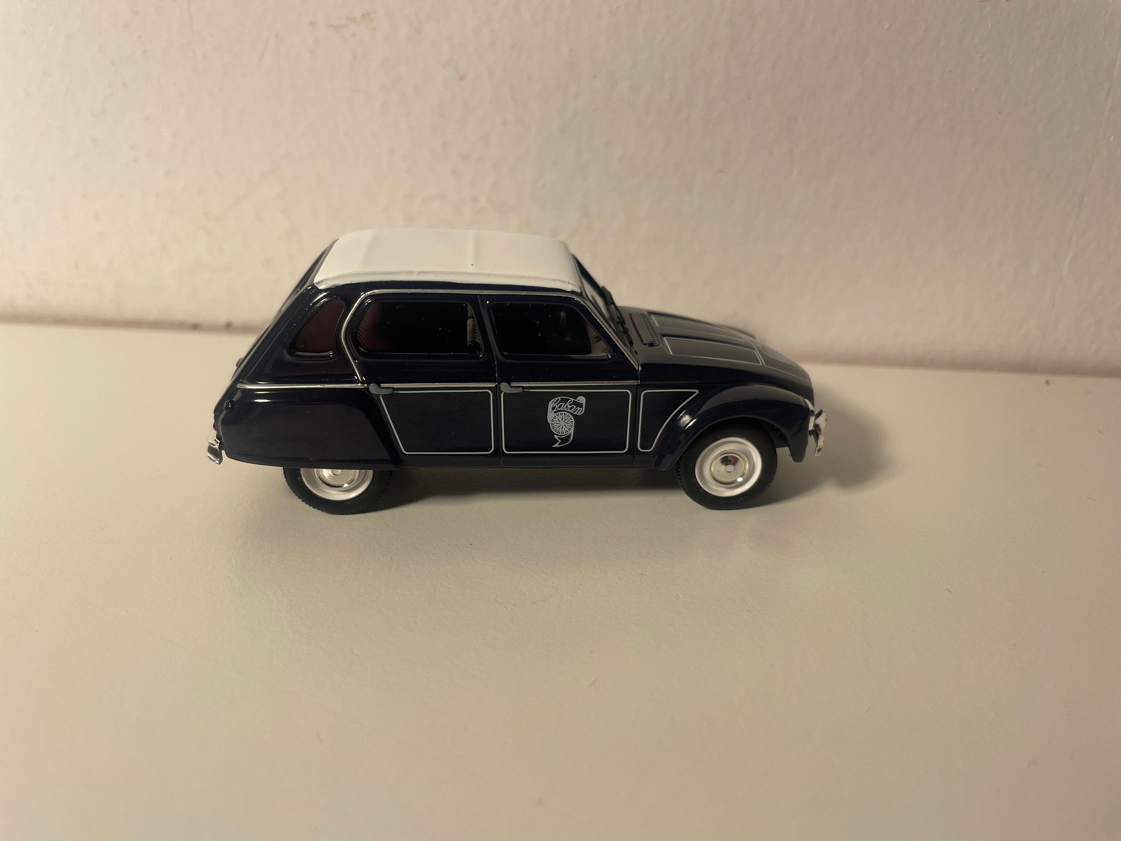 Citroën Dyane Caban marineblau (blau caban) a wäissen Dësch (an Blister)