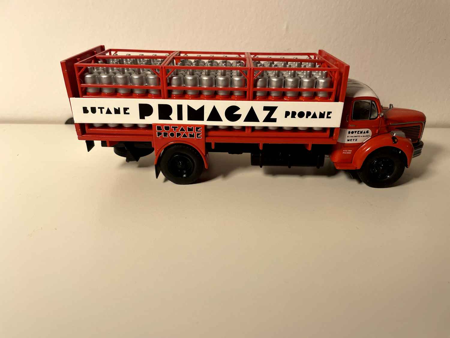 Camion Berliet GLR 8R rouge - camion transport de bouteilles de gaz