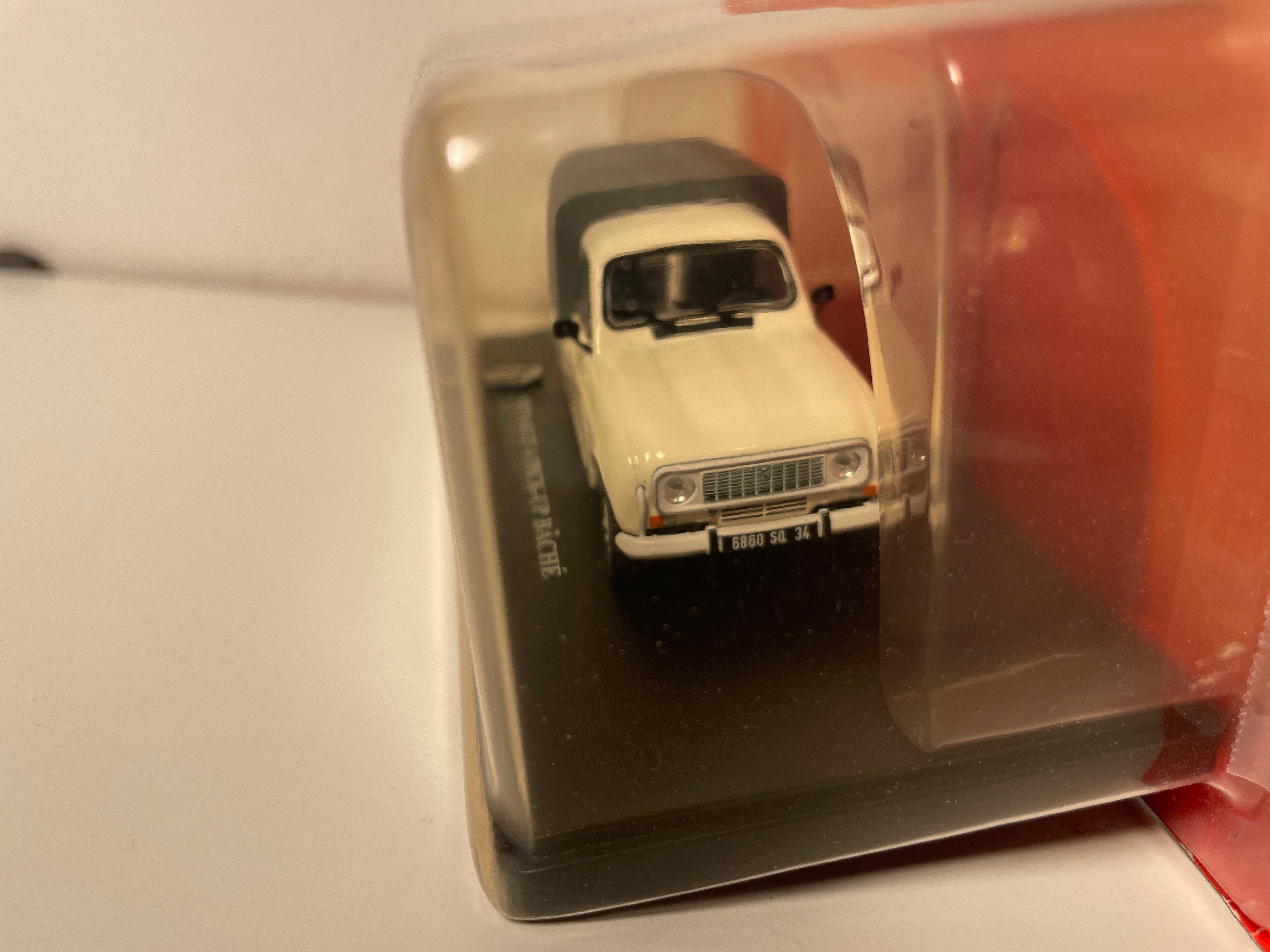 Renault 4 pick-up beige et bâche grise de 1983