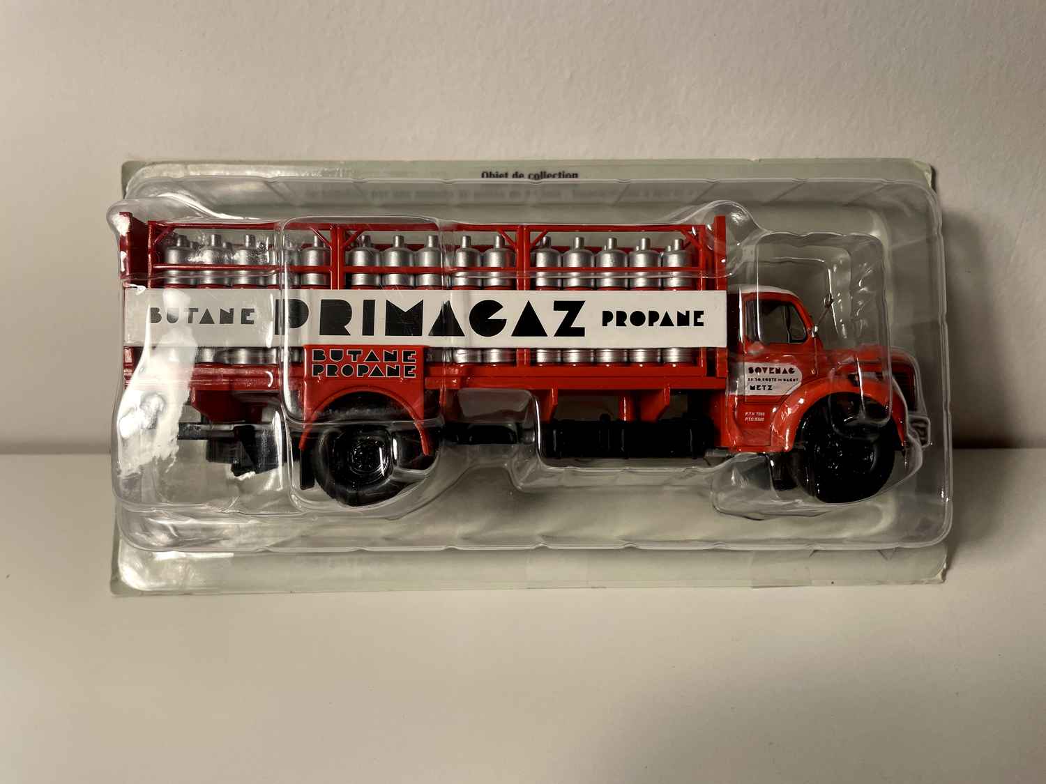 Camion Berliet GLR 8R rouge - camion transport de bouteilles de gaz
