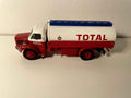 Berliet GLR 8 M2 TOTAL Tanklastwagen - Weißer und roter Tanklastwagen für Benzin