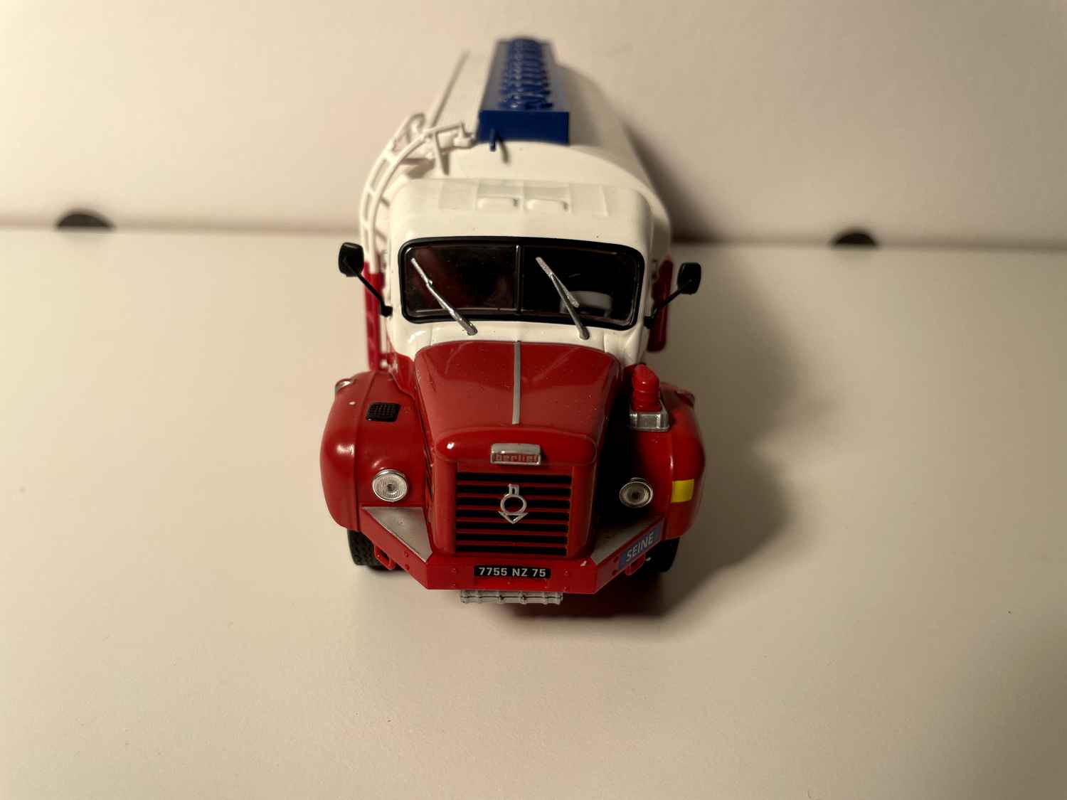 Cysterna Berliet GLR 8 M2 TOTAL - biała i czerwona cysterna paliwowa