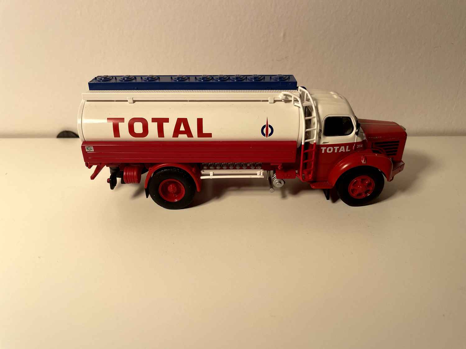 Cysterna Berliet GLR 8 M2 TOTAL - biała i czerwona cysterna paliwowa