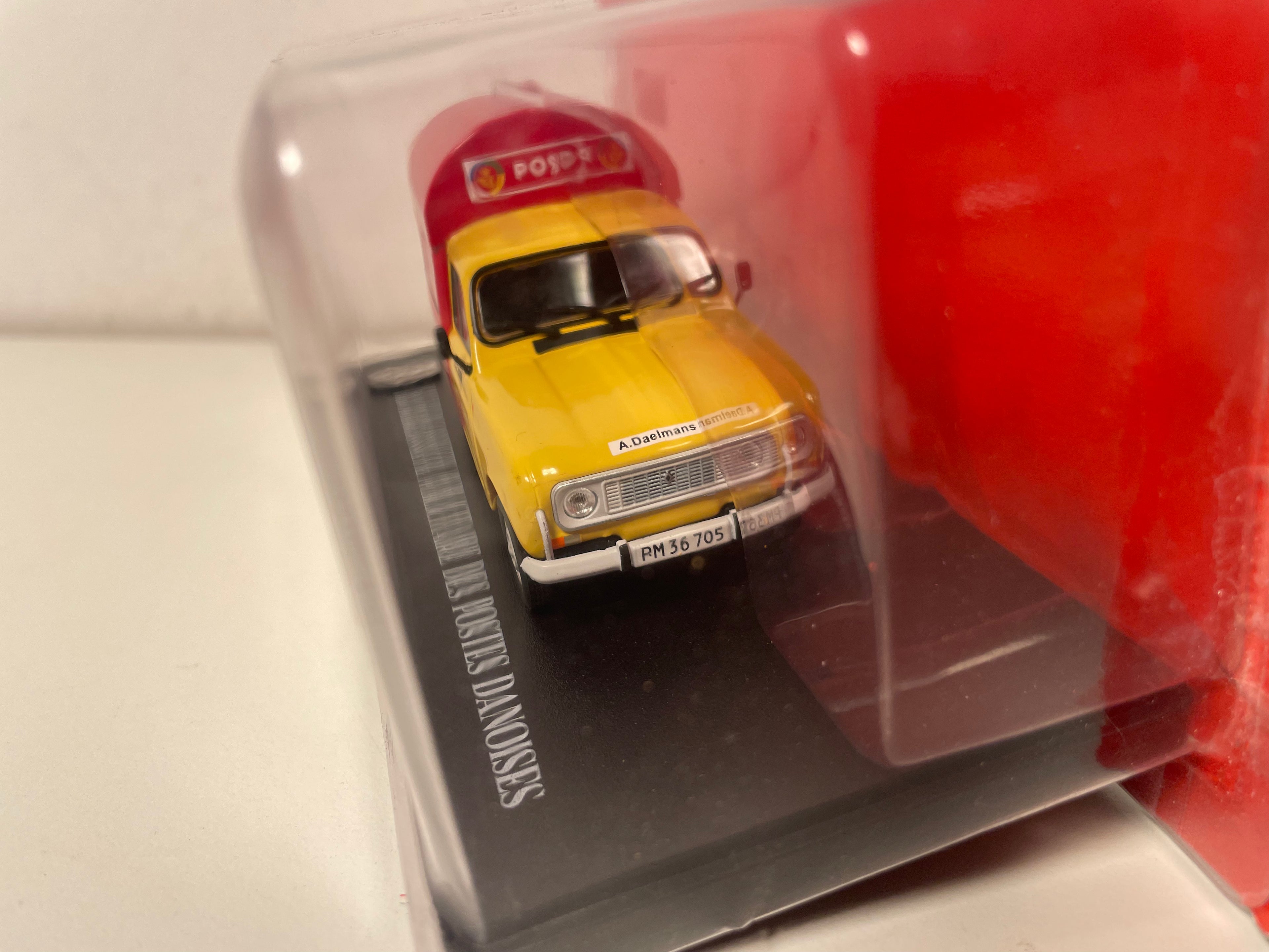 Renault 4 R4 fourgonnette publicitaires jaune et rouge des Postes Danoises