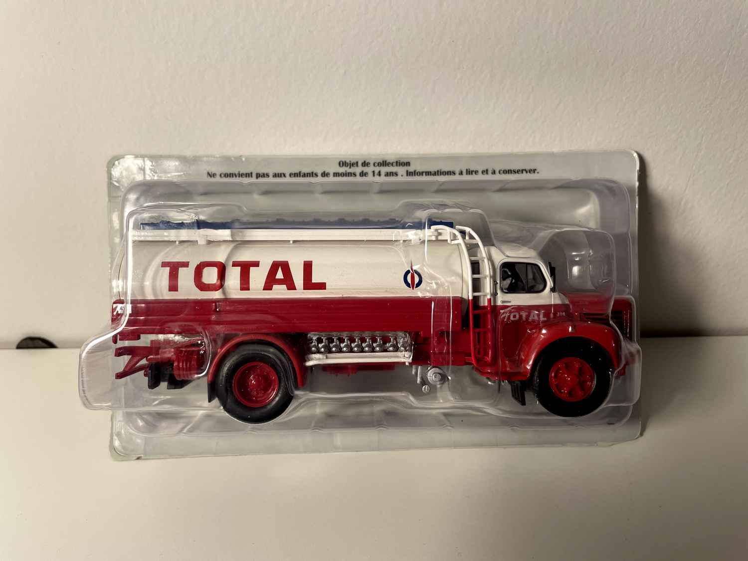 Cysterna Berliet GLR 8 M2 TOTAL - biała i czerwona cysterna paliwowa