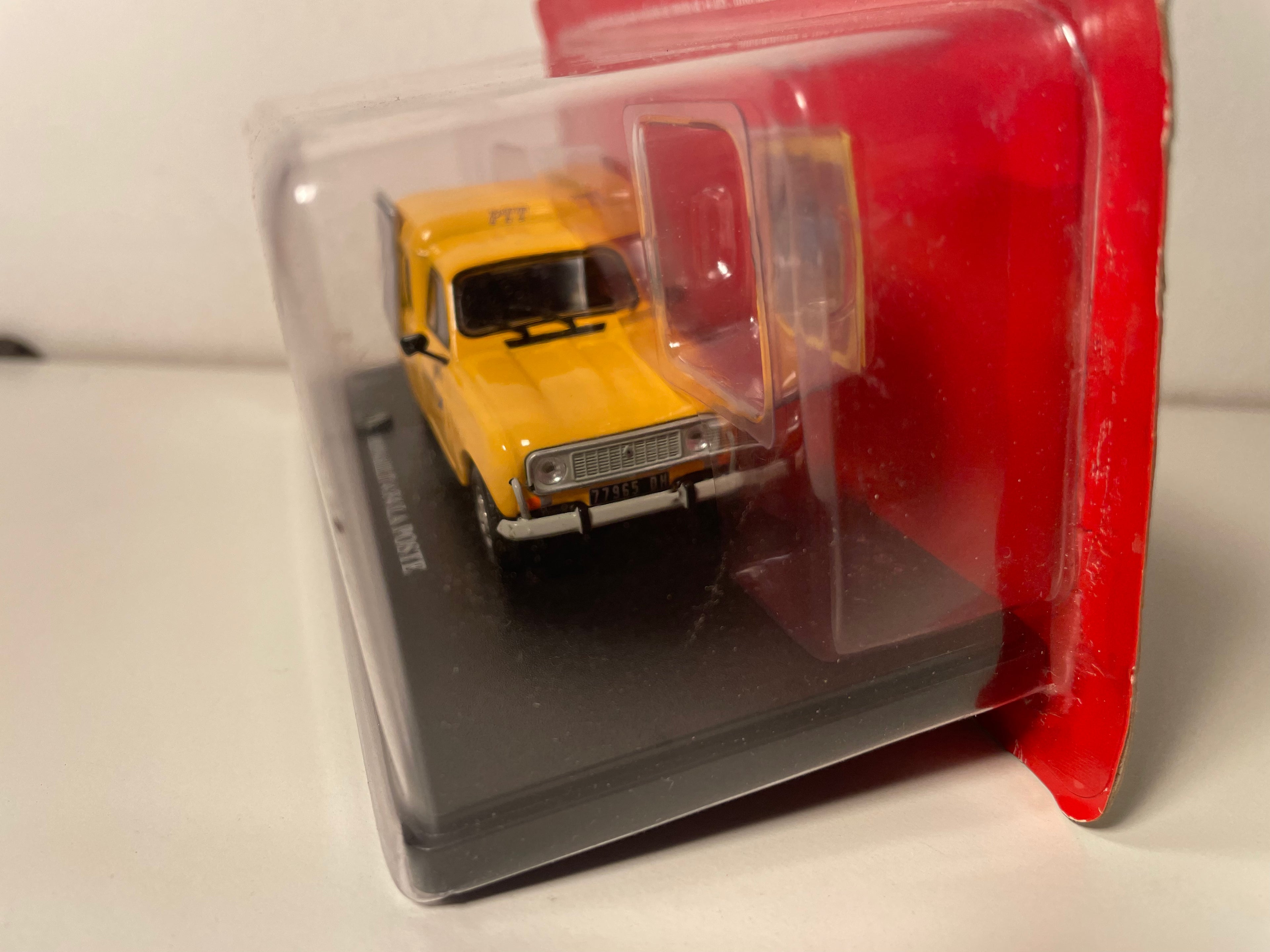 Renault 4 F4 jaune La Poste - PTT