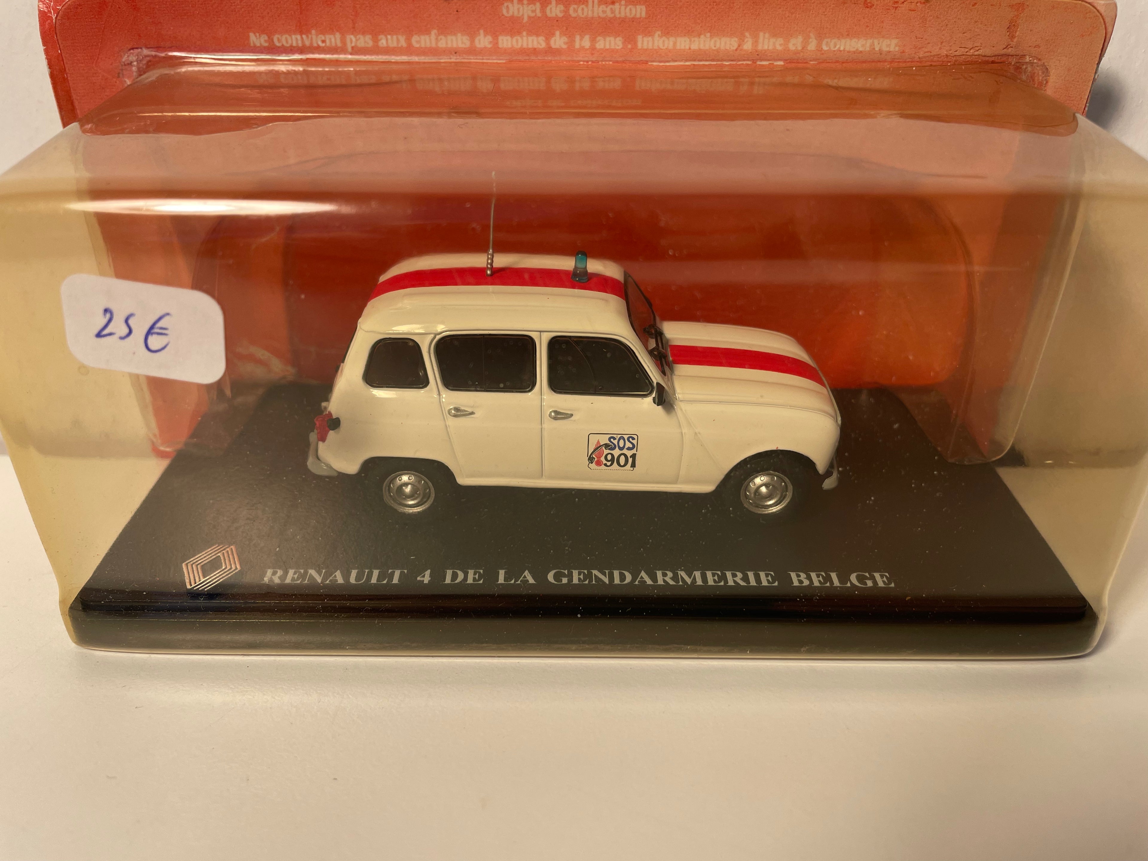 Renault 4 blanche et rouge de la gendarmerie belge