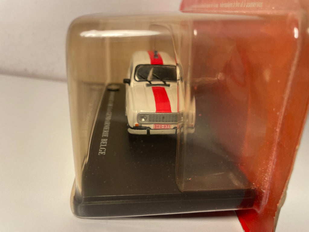 Renault 4 blanche et rouge de la gendarmerie belge