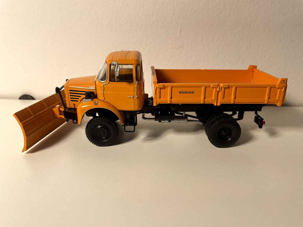 Spazzaneve arancione Berliet L 64-6 M3 4x4