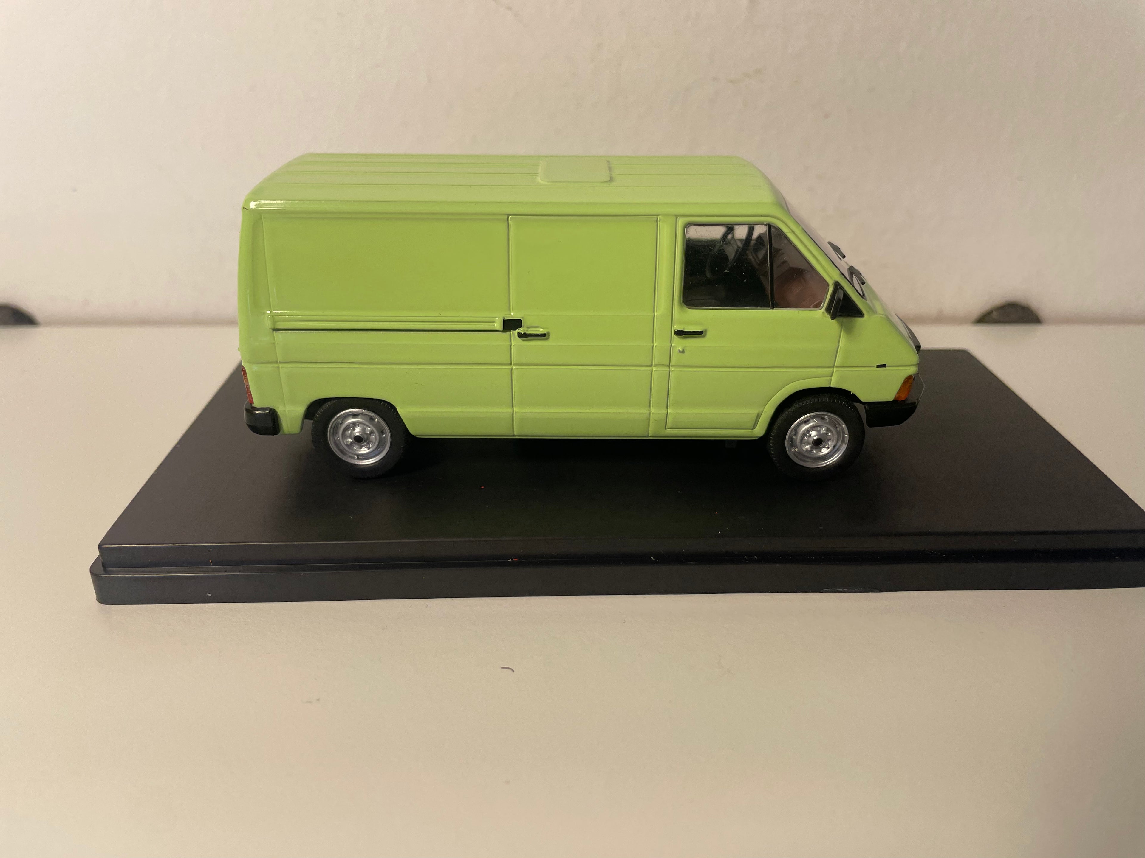 Renault Trafic Transporter grüne Serie