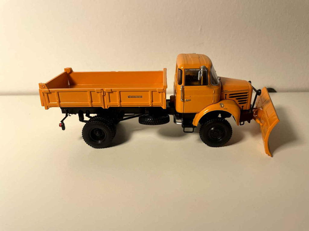 Spazzaneve arancione Berliet L 64-6 M3 4x4