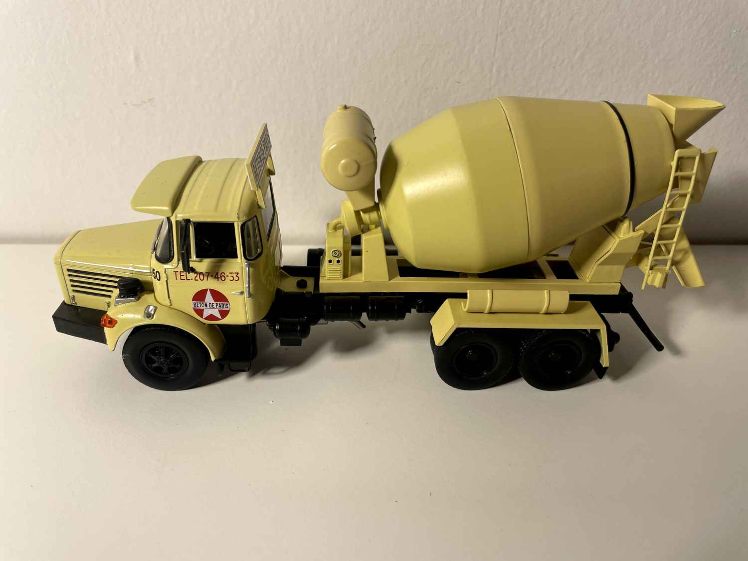 Camion toupille porte-malaxeur JAUNE PMH 12 6X4 - beton de Paris