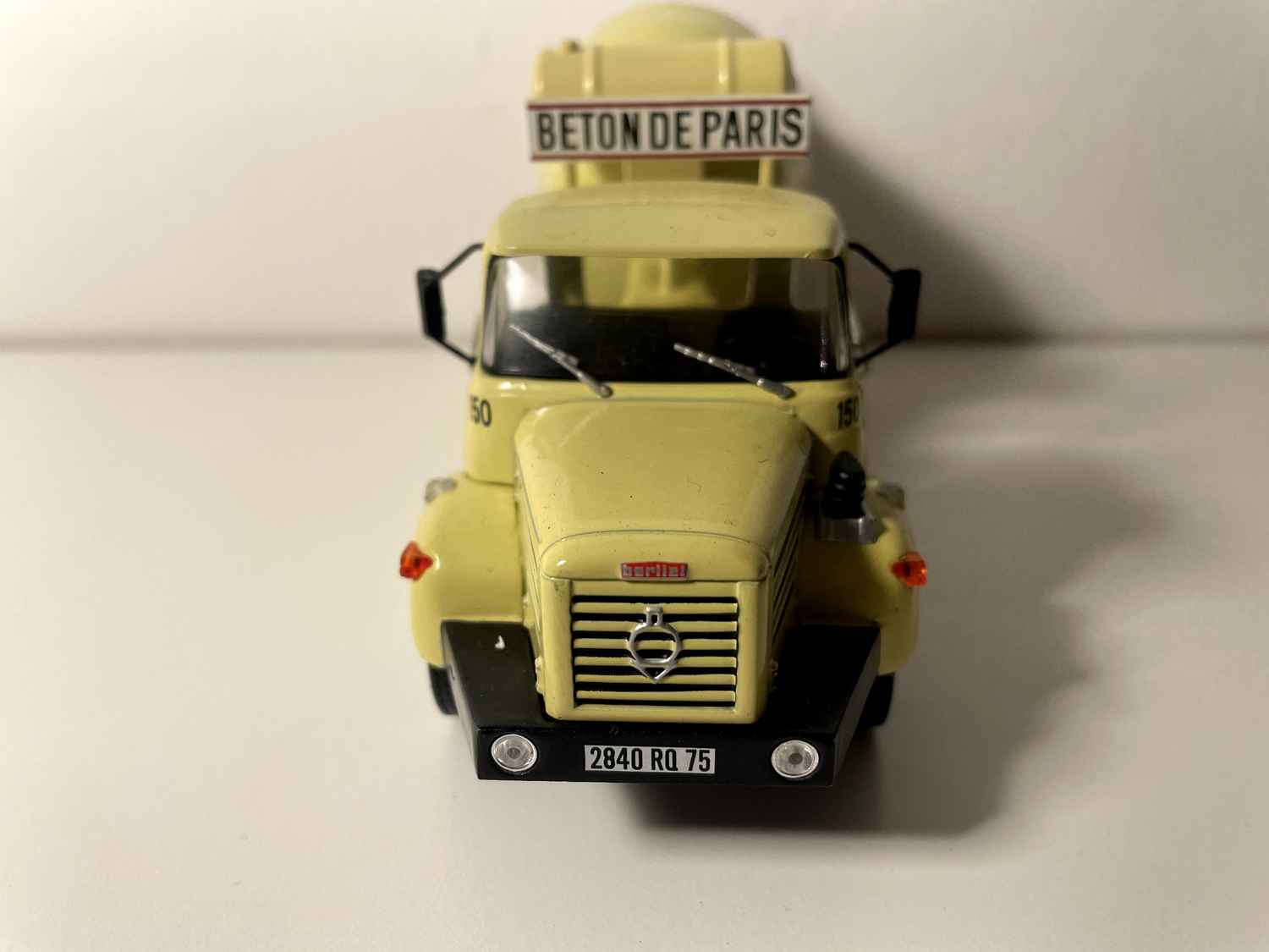 Camion toupille porte-malaxeur JAUNE PMH 12 6X4 - beton de Paris