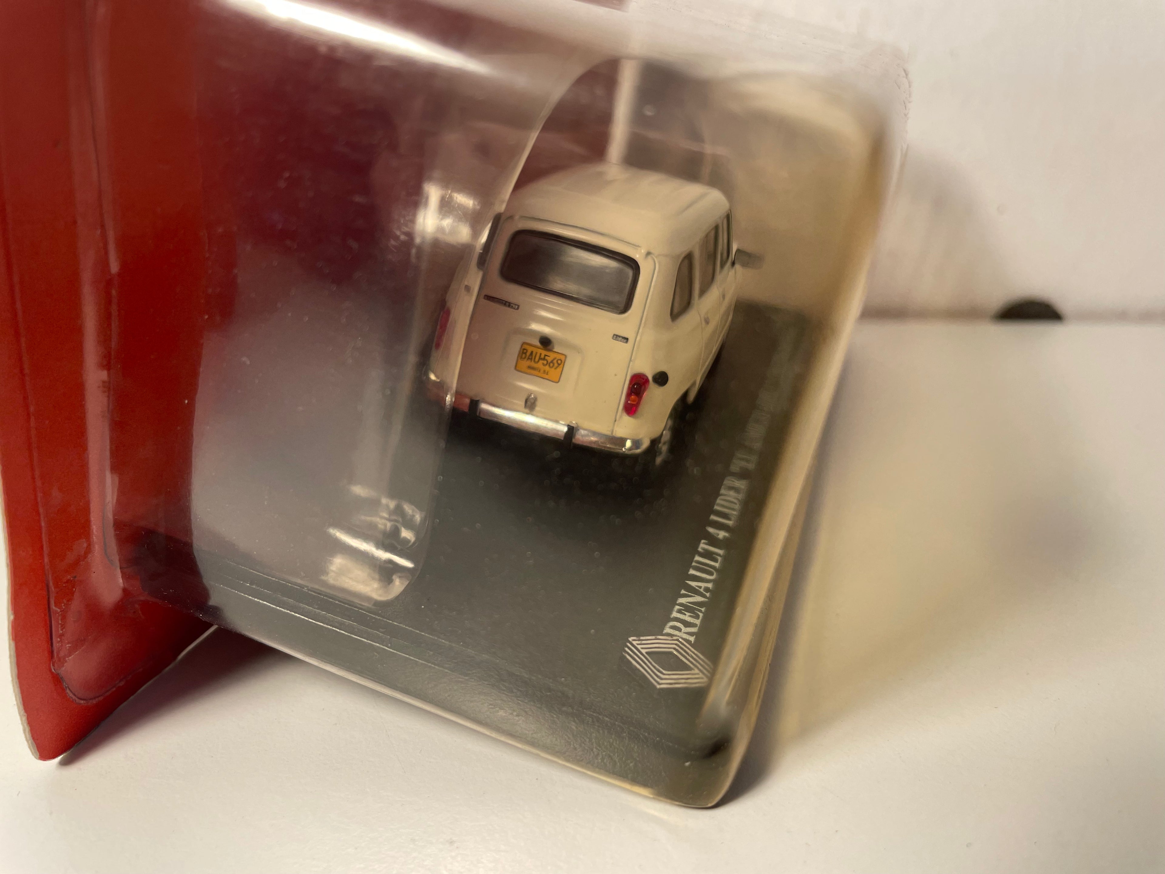 Renault 4 blanc cassé Lider "El Amigo fiel" Colombienne