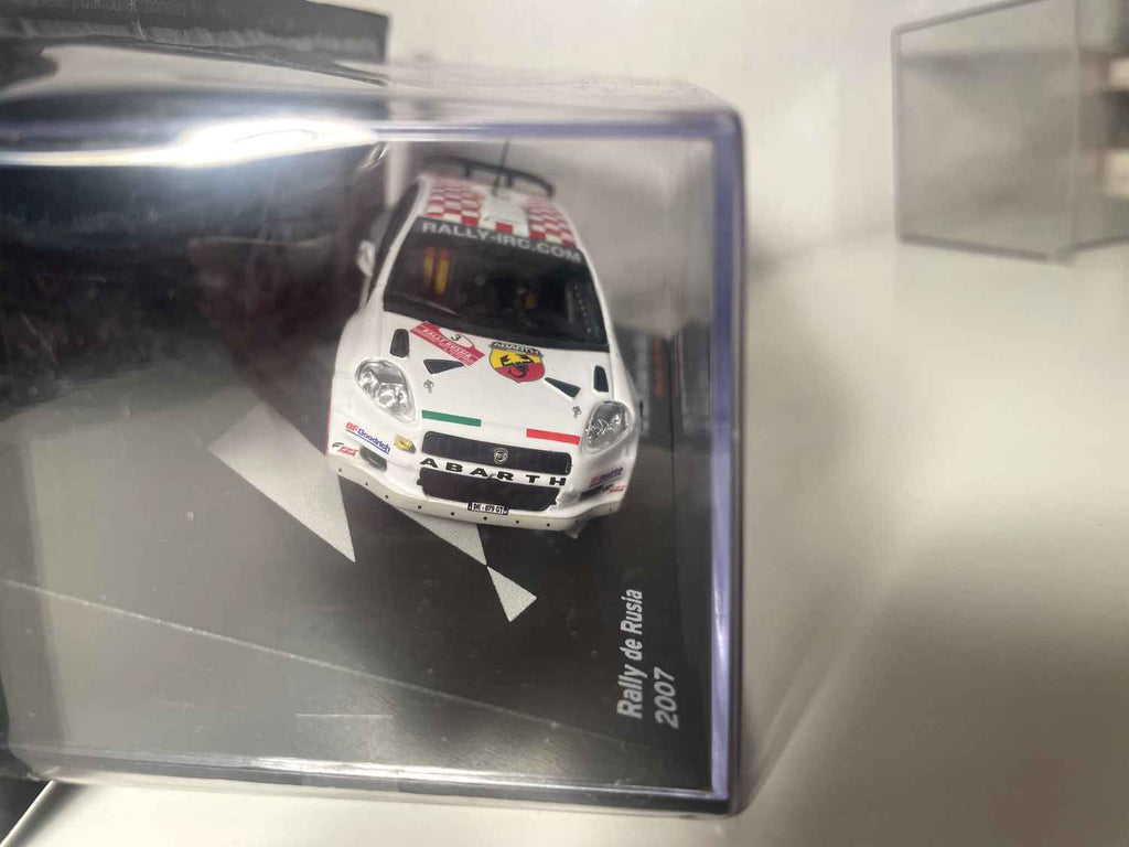 Witte en rode Fiat Abarth Grande Punto S2000 nummer 3 - 2007 Russische Rally