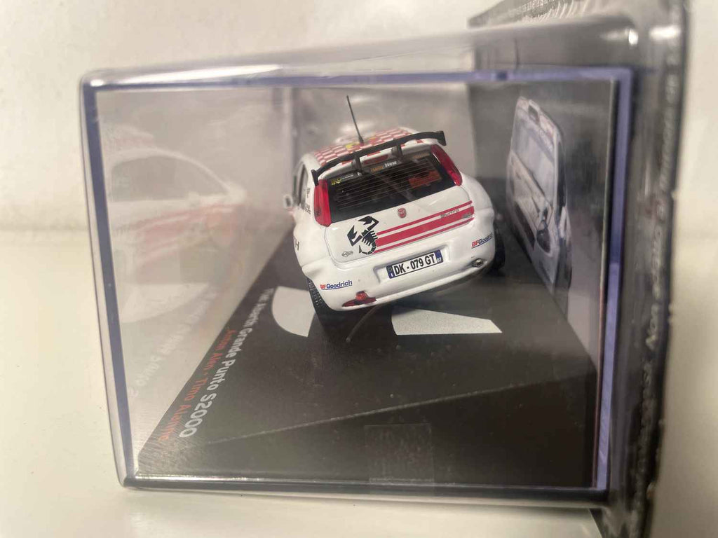 Witte en rode Fiat Abarth Grande Punto S2000 nummer 3 - 2007 Russische Rally