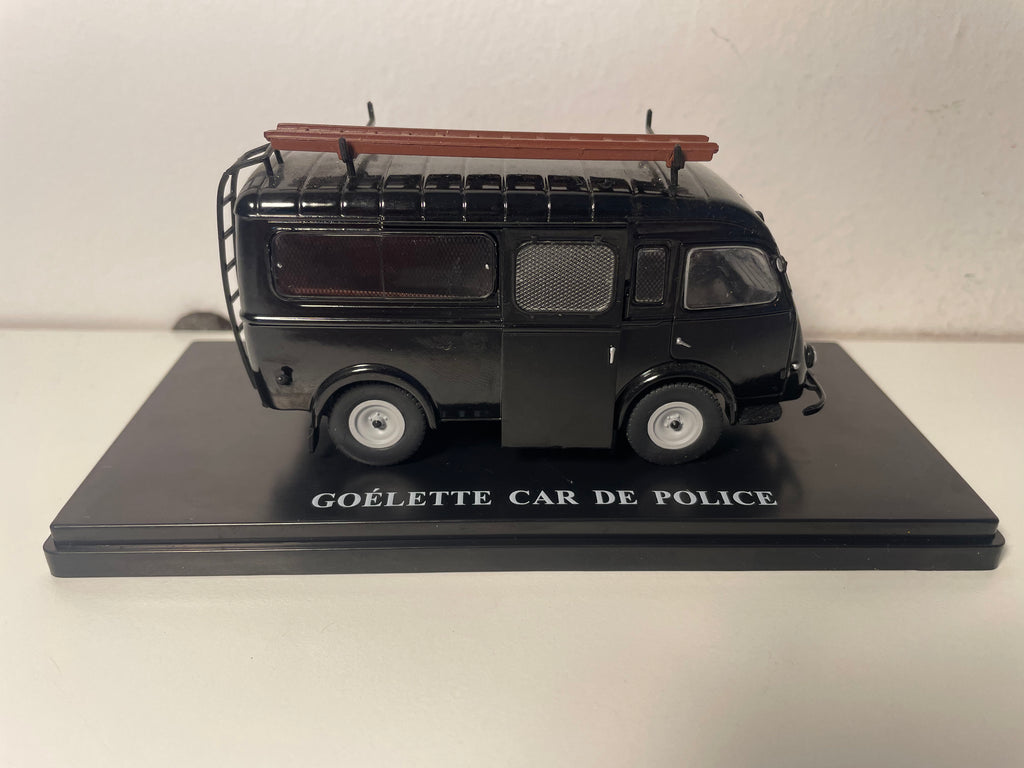Renault Goélette schwaarz vun der Police