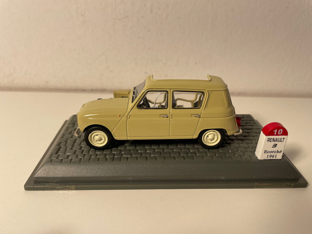 Renault 3 marron de 1961 - Ecorché de présentation - Salon de l'automobile de Paris (pare-chos avt cassé)