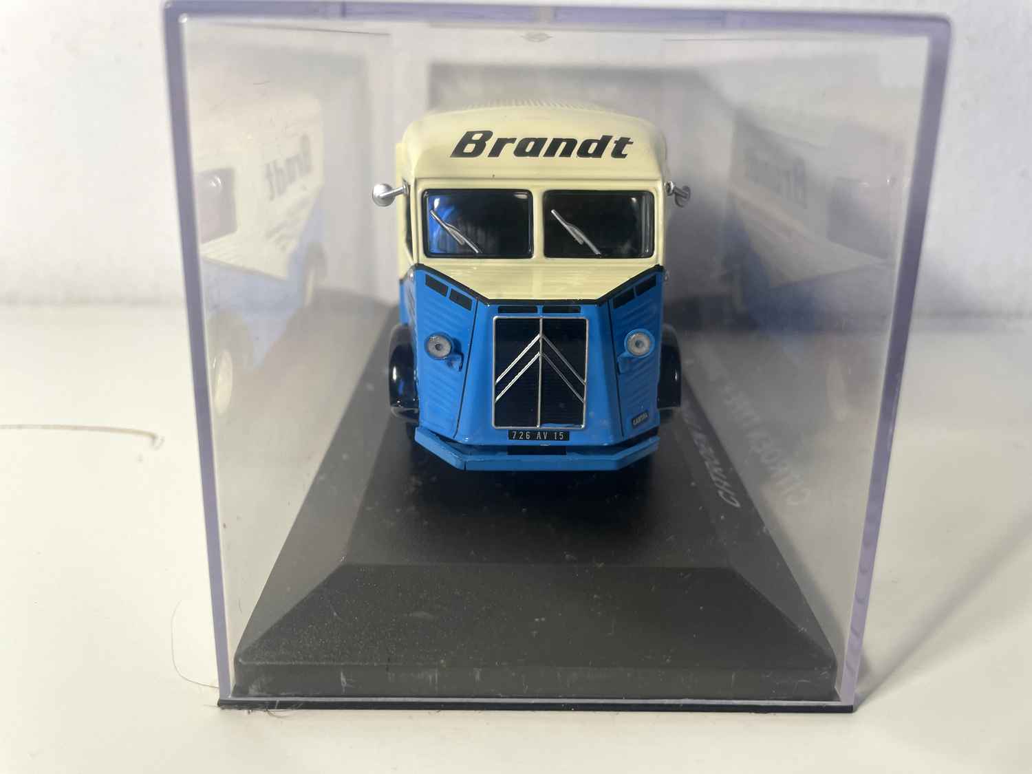 Citroën type H beige en blauw met BRANDT-reclame