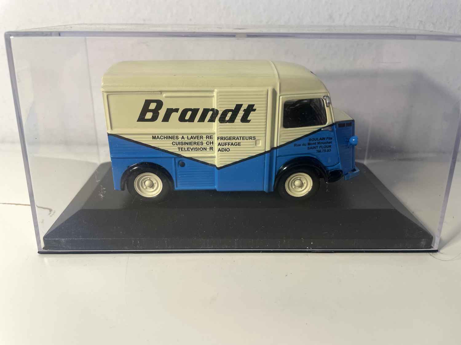 Citroën type H beige en blauw met BRANDT-reclame