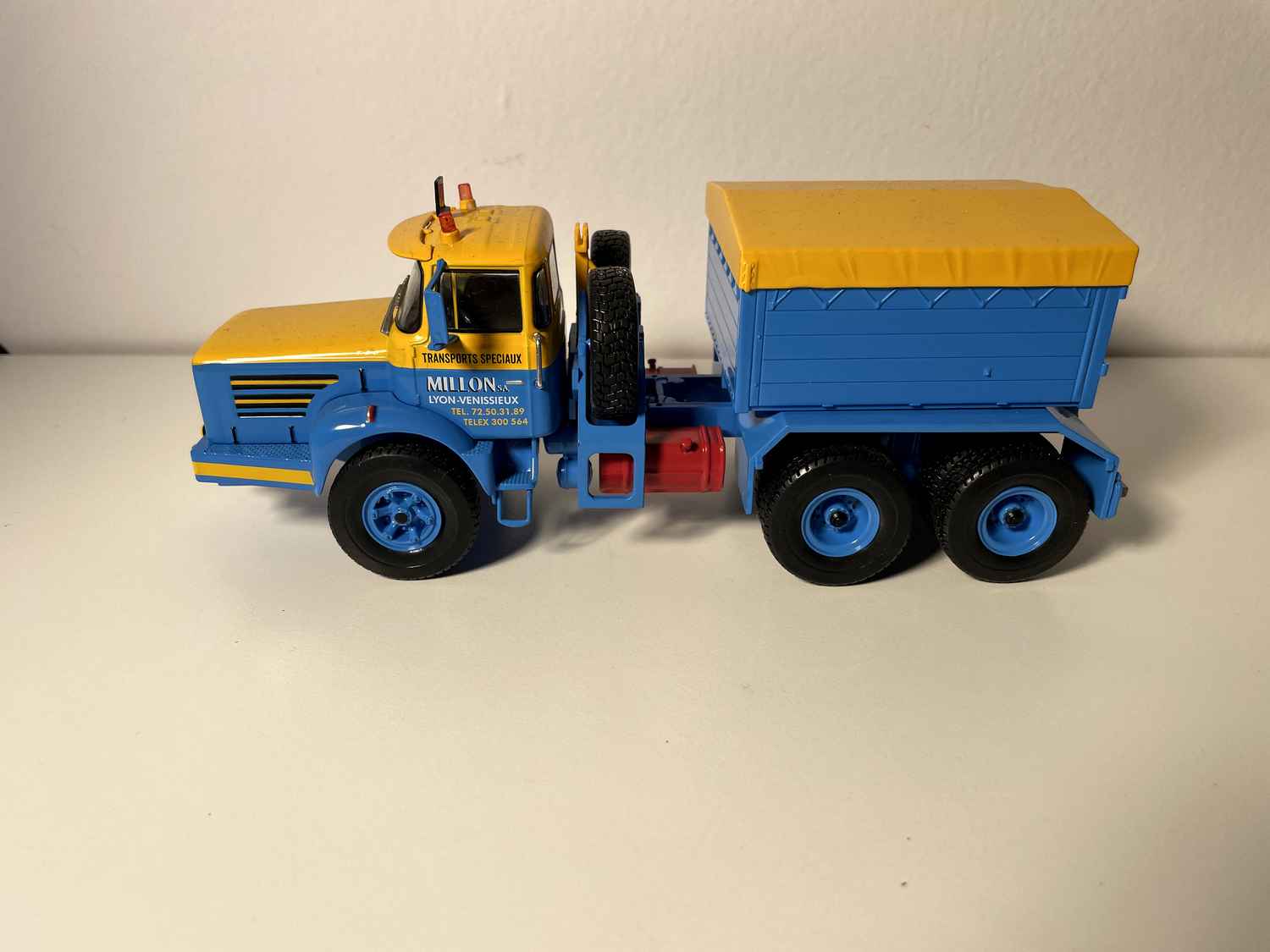 Camion Berliet TBO 15 M3 6x4C - camion tracteur ou pousseur bleu et jaune