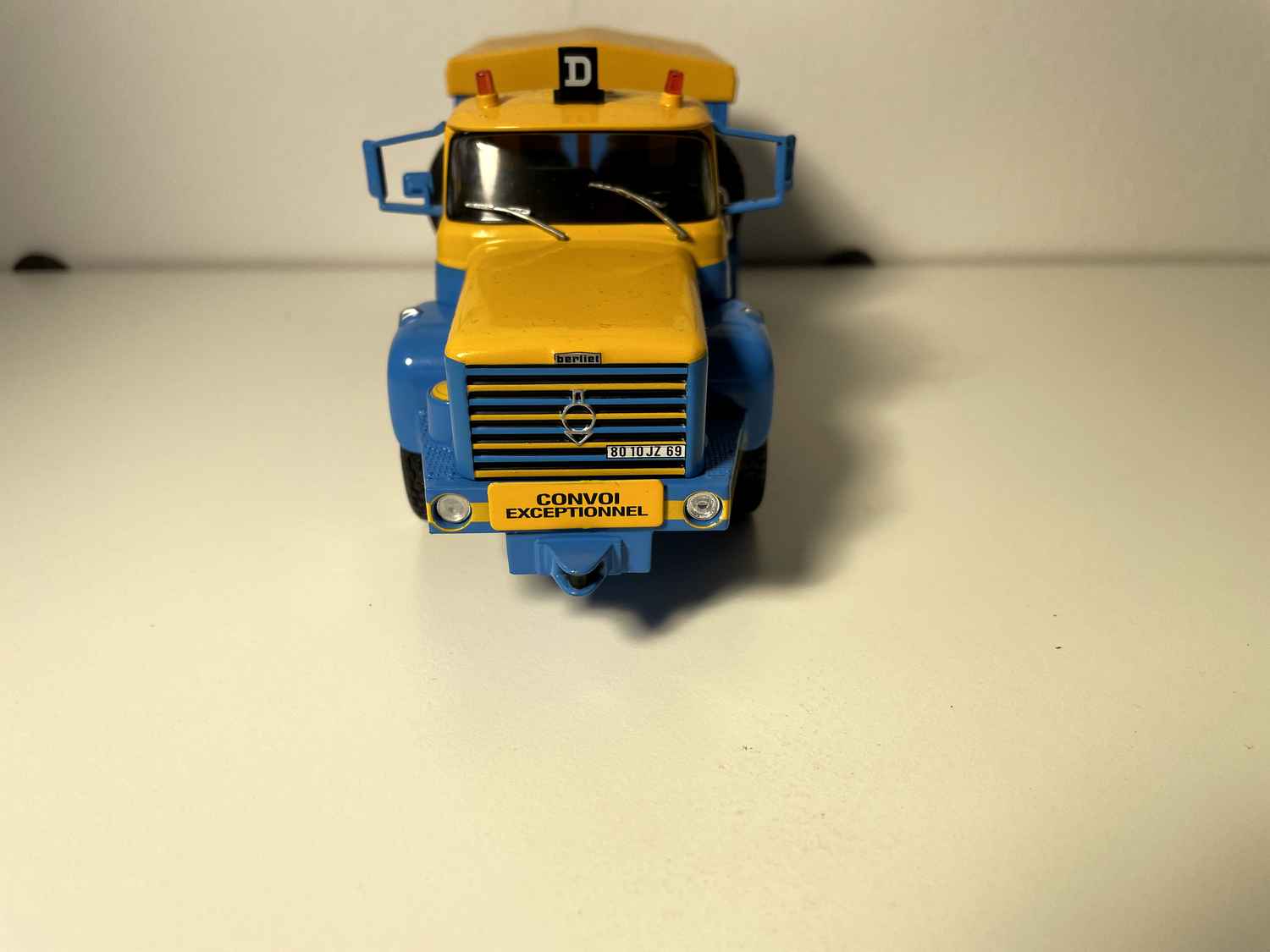 Camion Berliet TBO 15 M3 6x4C - camion tracteur ou pousseur bleu et jaune