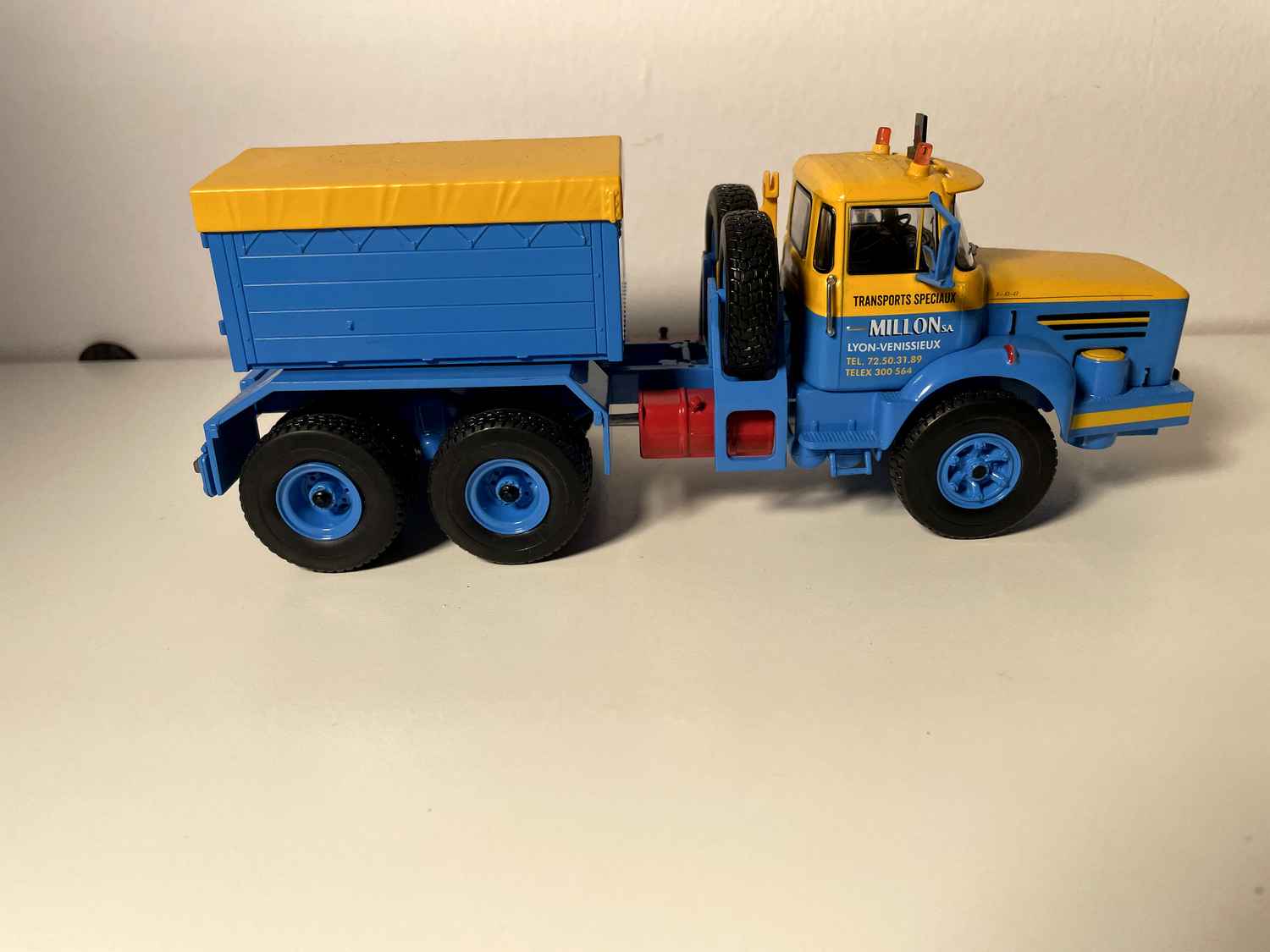 Camion Berliet TBO 15 M3 6x4C - camion tracteur ou pousseur bleu et jaune