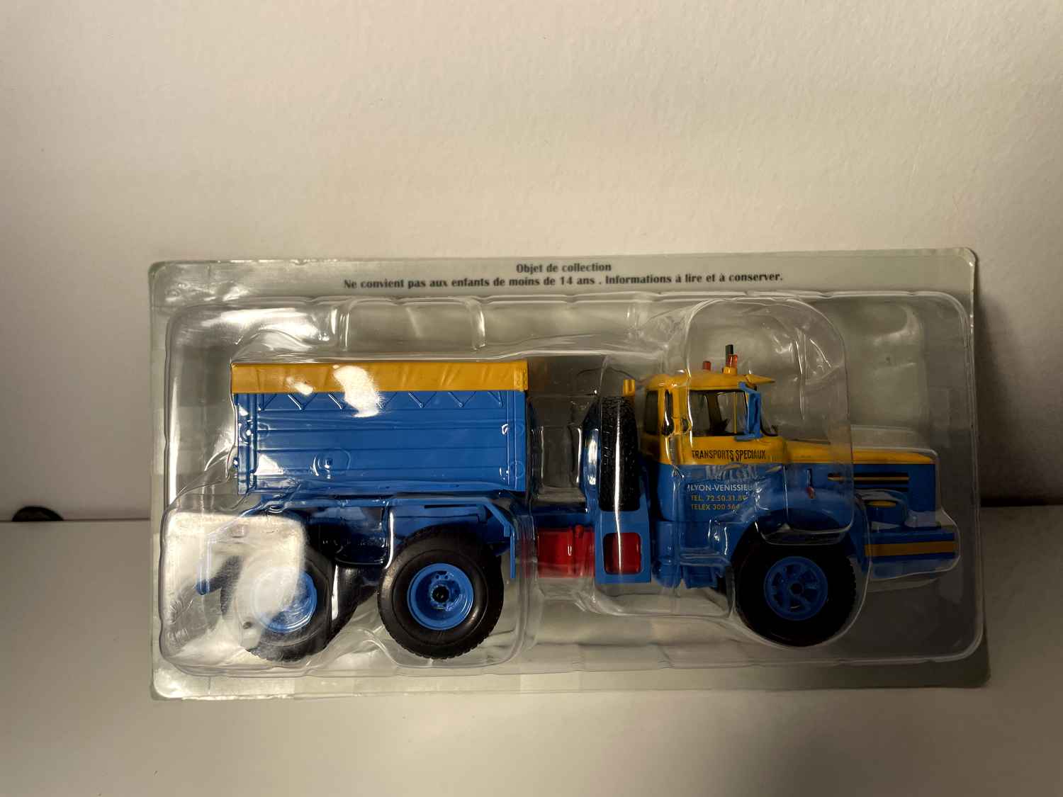 Camion Berliet TBO 15 M3 6x4C - camion tracteur ou pousseur bleu et jaune