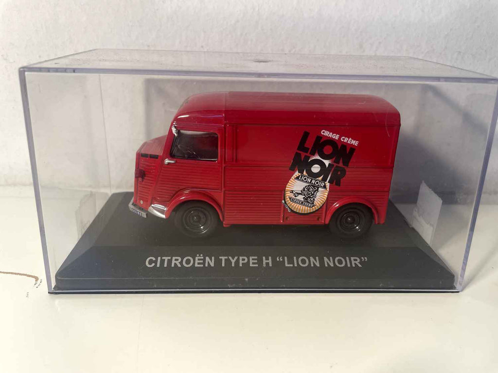 Czerwony Citroën Typ H z reklamą pasty do butów LION NOIR