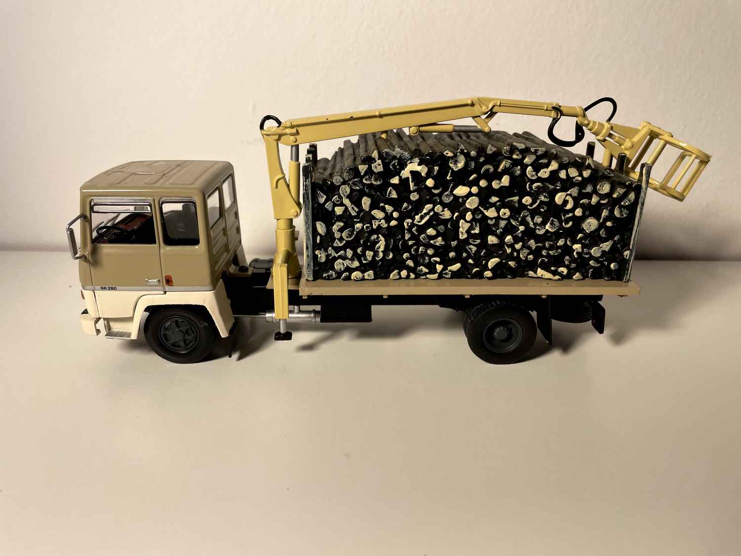 Camion Berliet GR 260 beige - camion transport de bois