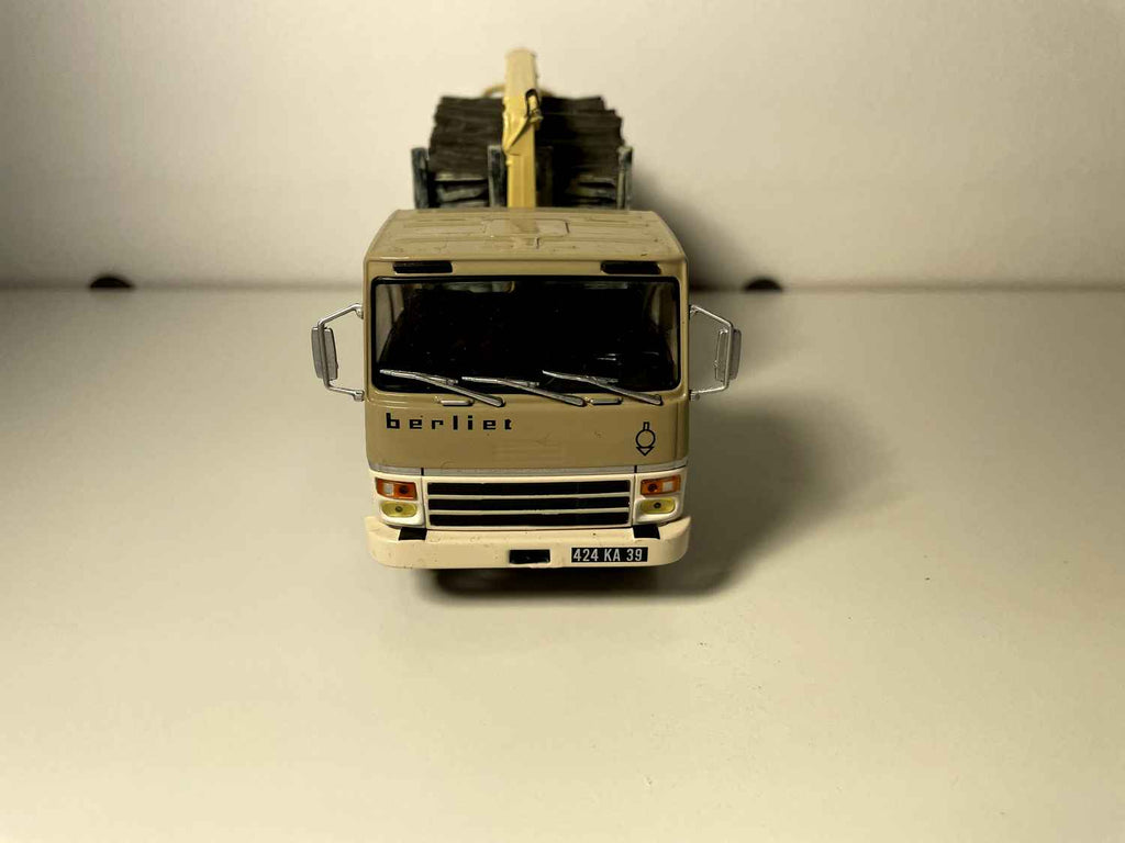 Ciężarówka Berliet GR 260 beżowa - ciężarówka do transportu drewna