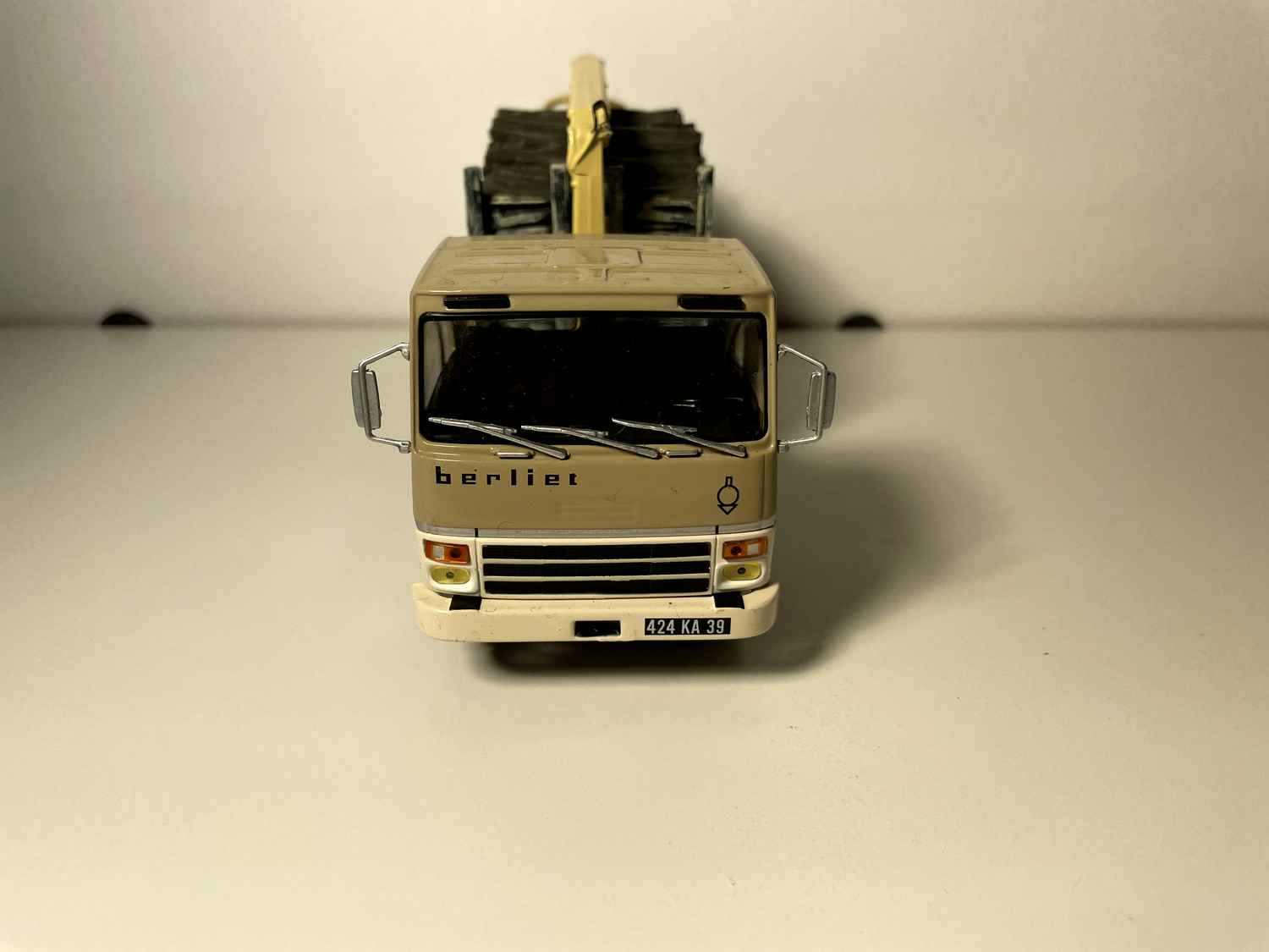 Camion Berliet GR 260 beige - camion transport de bois