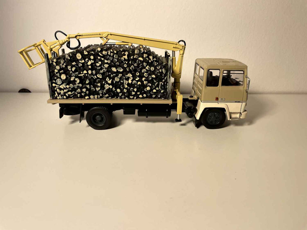 Ciężarówka Berliet GR 260 beżowa - ciężarówka do transportu drewna