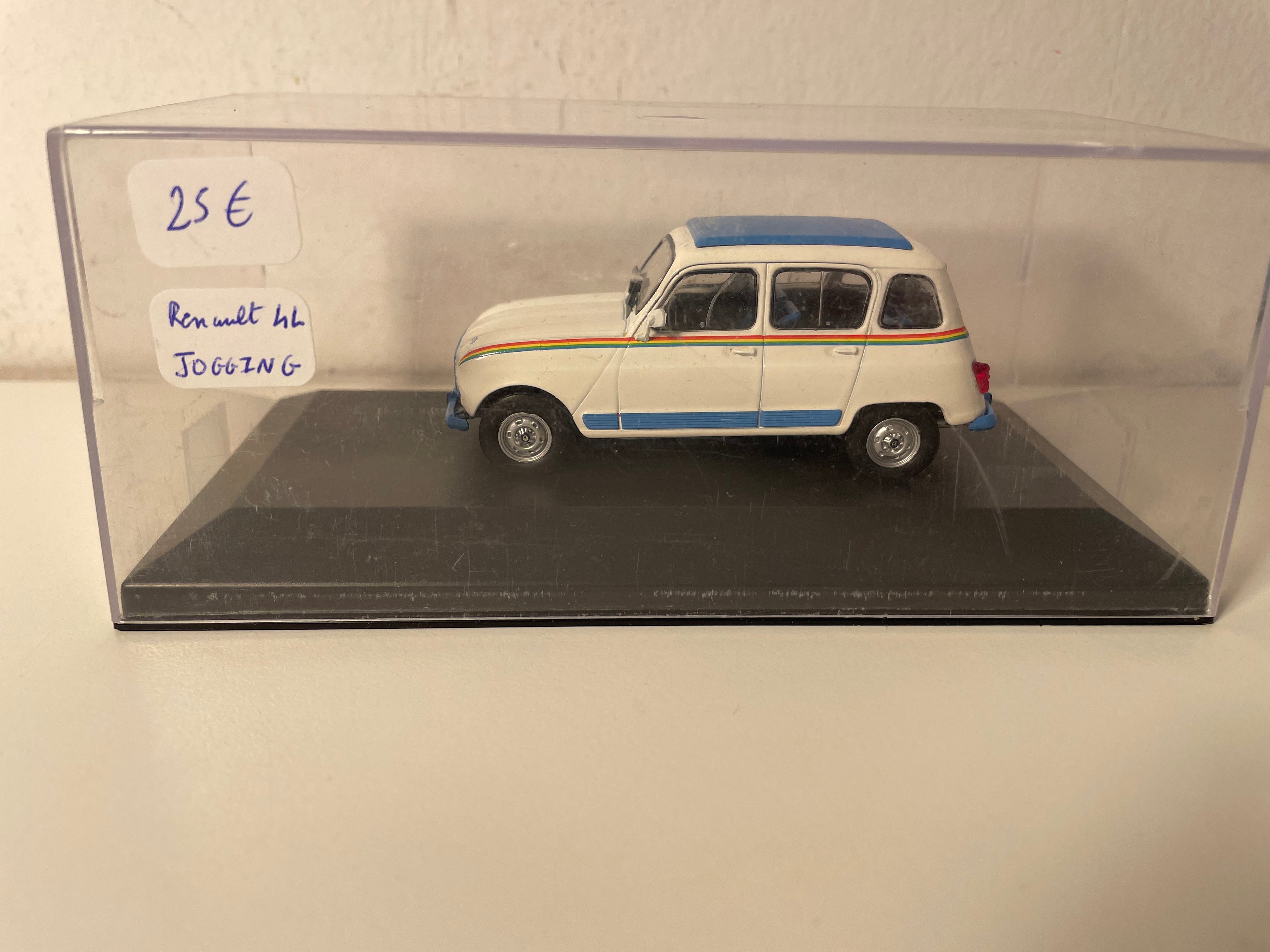 Renault 4 GTL Jogging blanche et bleue de 1981 (boite plexi)