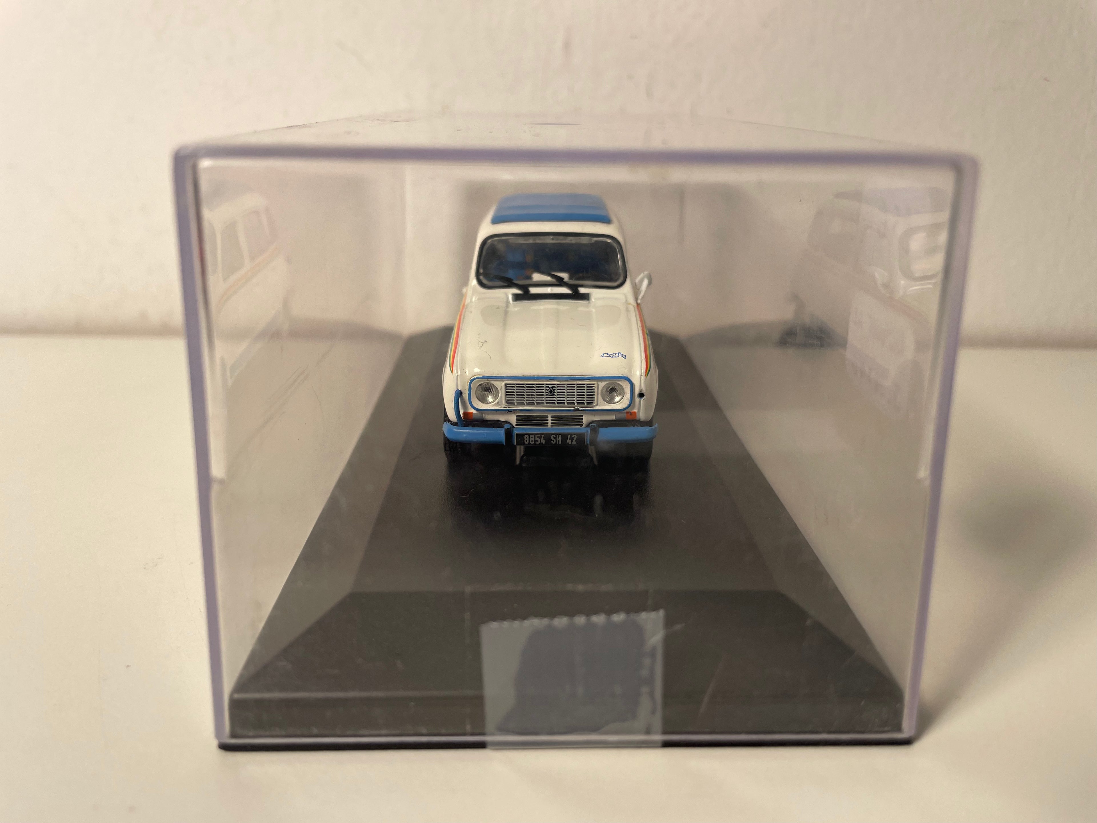 Renault 4 GTL Jogging blanche et bleue de 1981 (boite plexi)