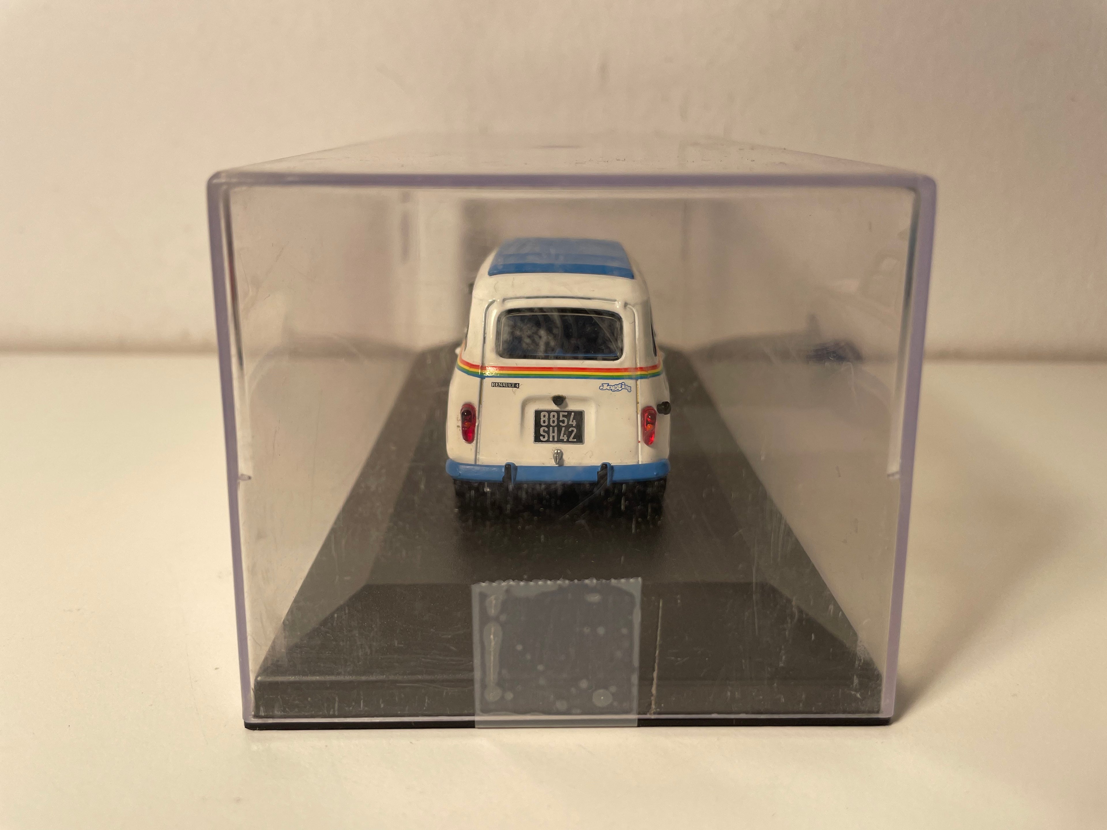 Renault 4 GTL Jogging blanche et bleue de 1981 (boite plexi)