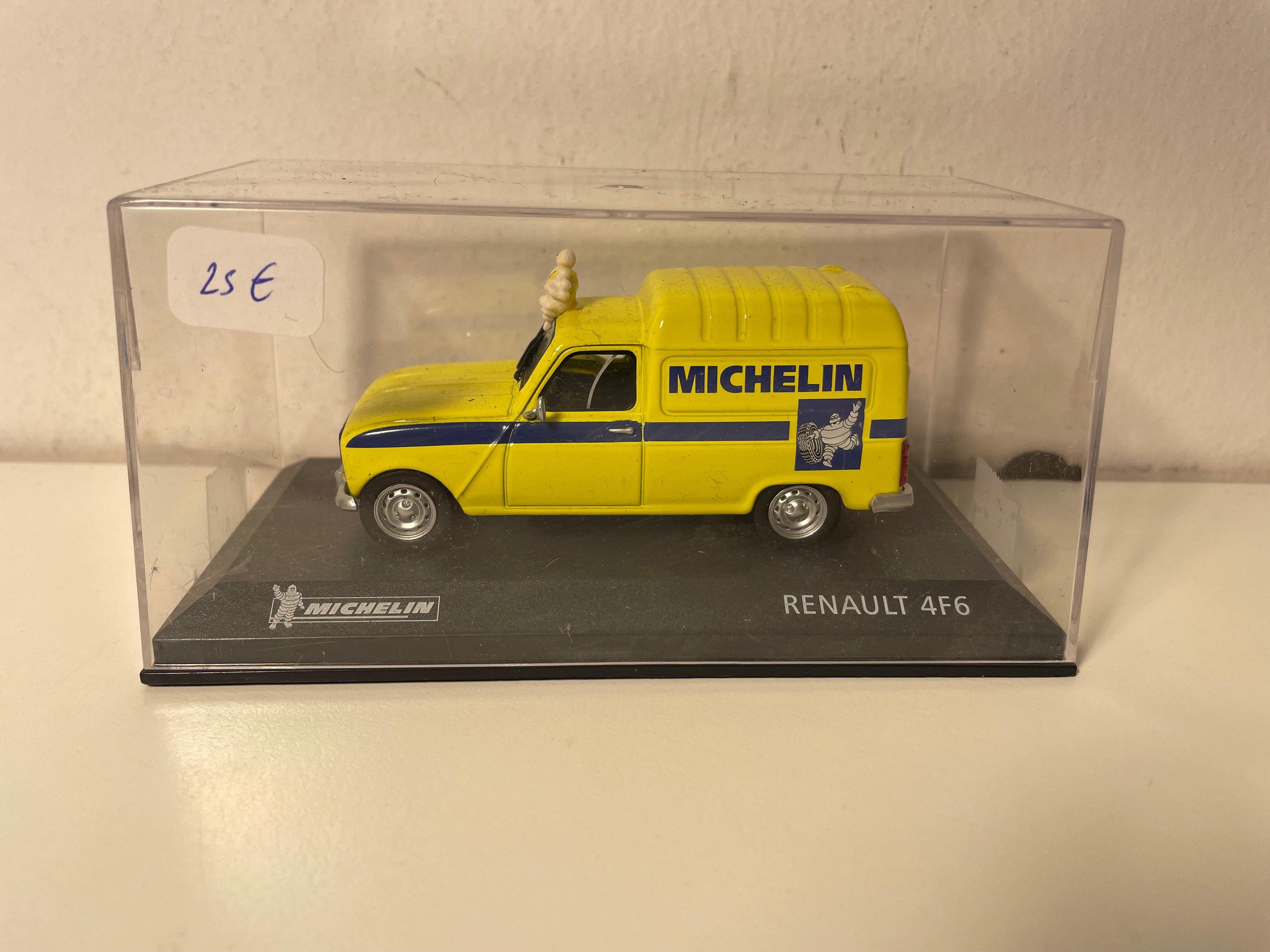 Renault 4F6 jaune Michelin (boite plexi)