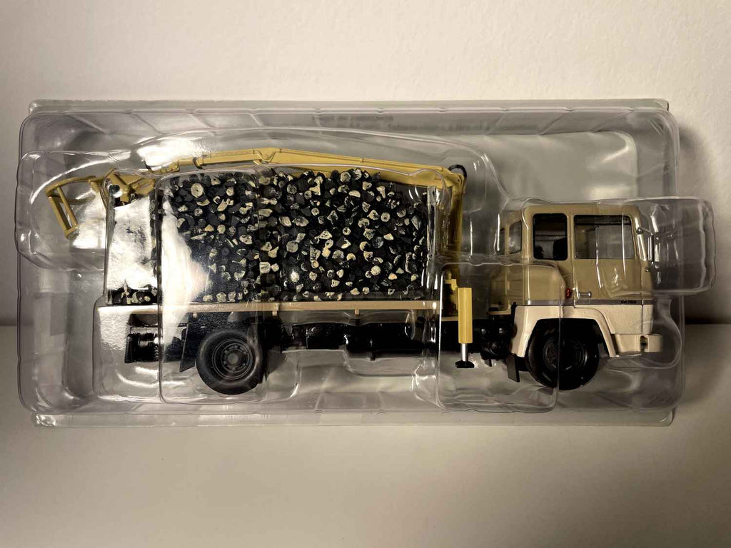Ciężarówka Berliet GR 260 beżowa - ciężarówka do transportu drewna