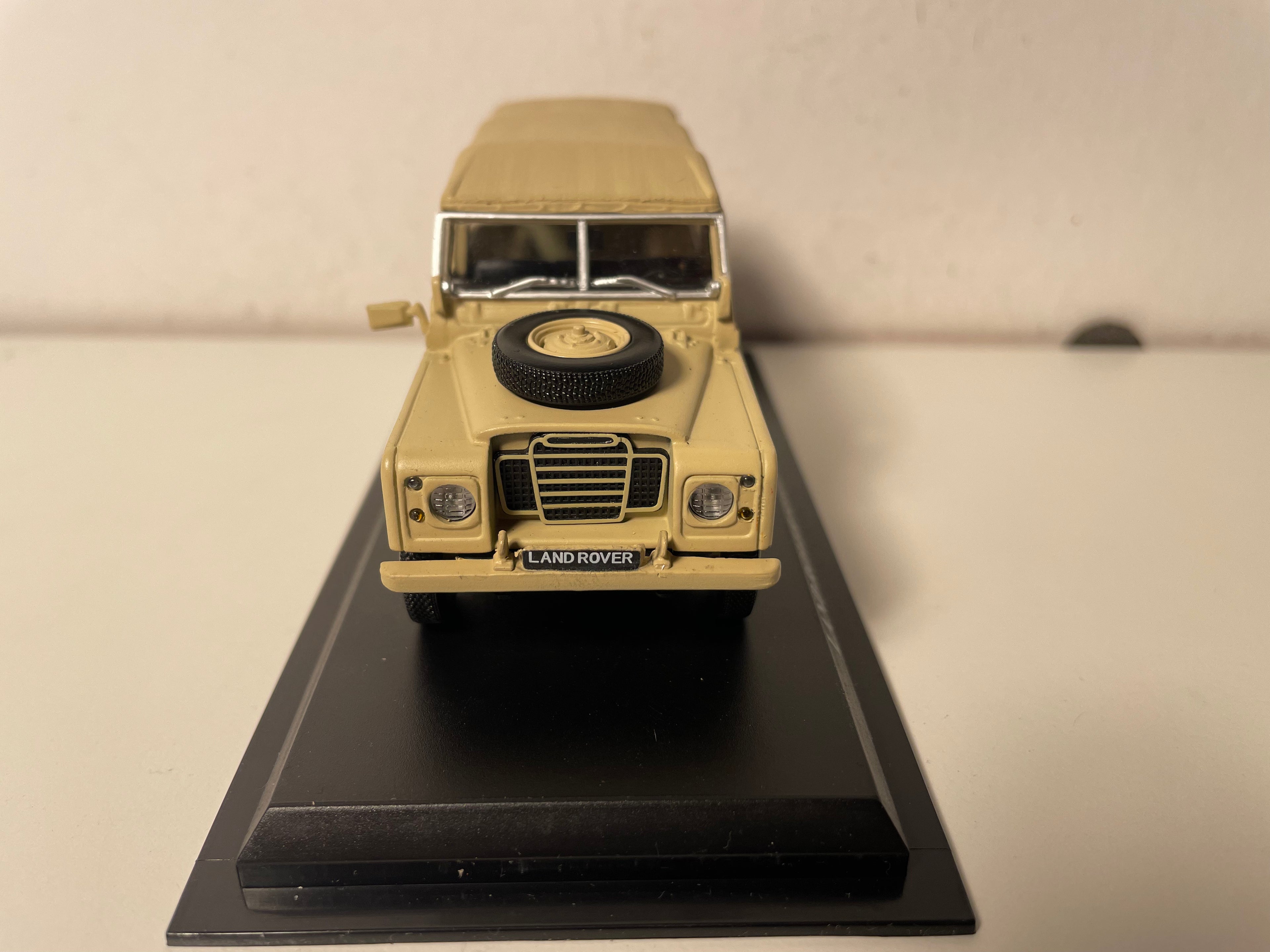 Land Rover marron Séries III 109 Military - Del Prado (1 RETRO A COLLER)