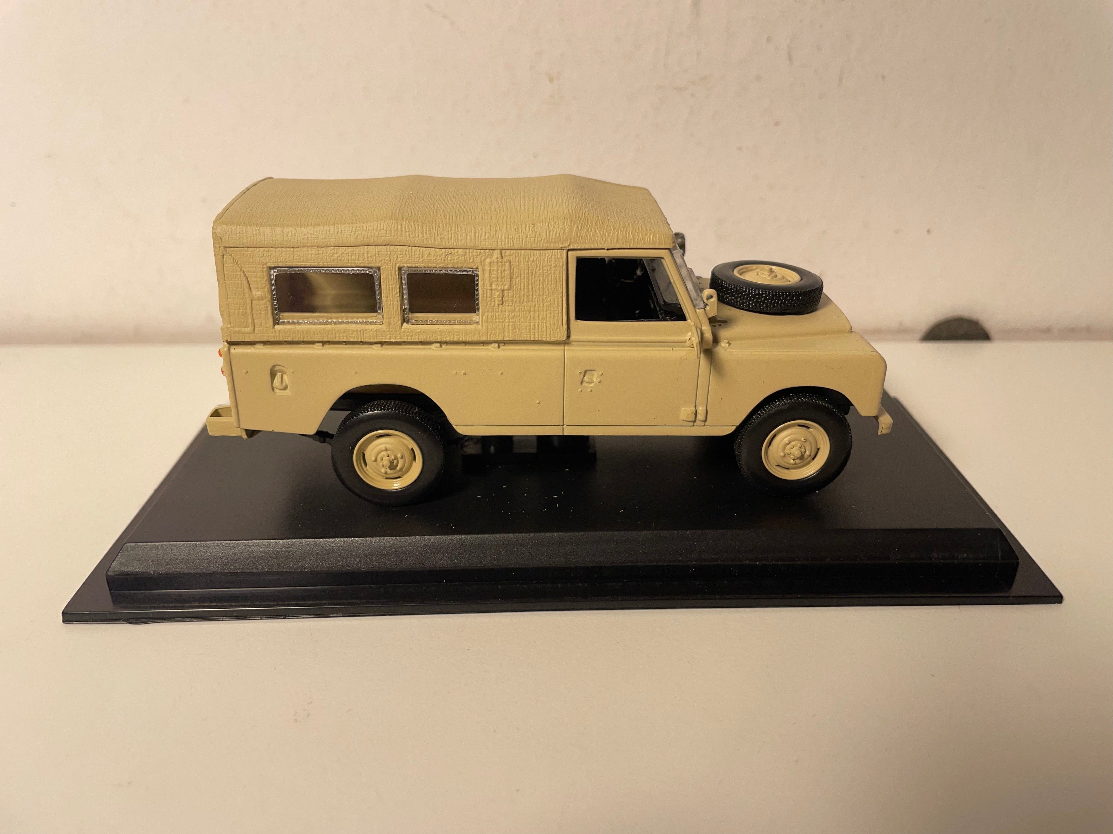 Land Rover marron Séries III 109 Military - Del Prado (1 RETRO A COLLER)