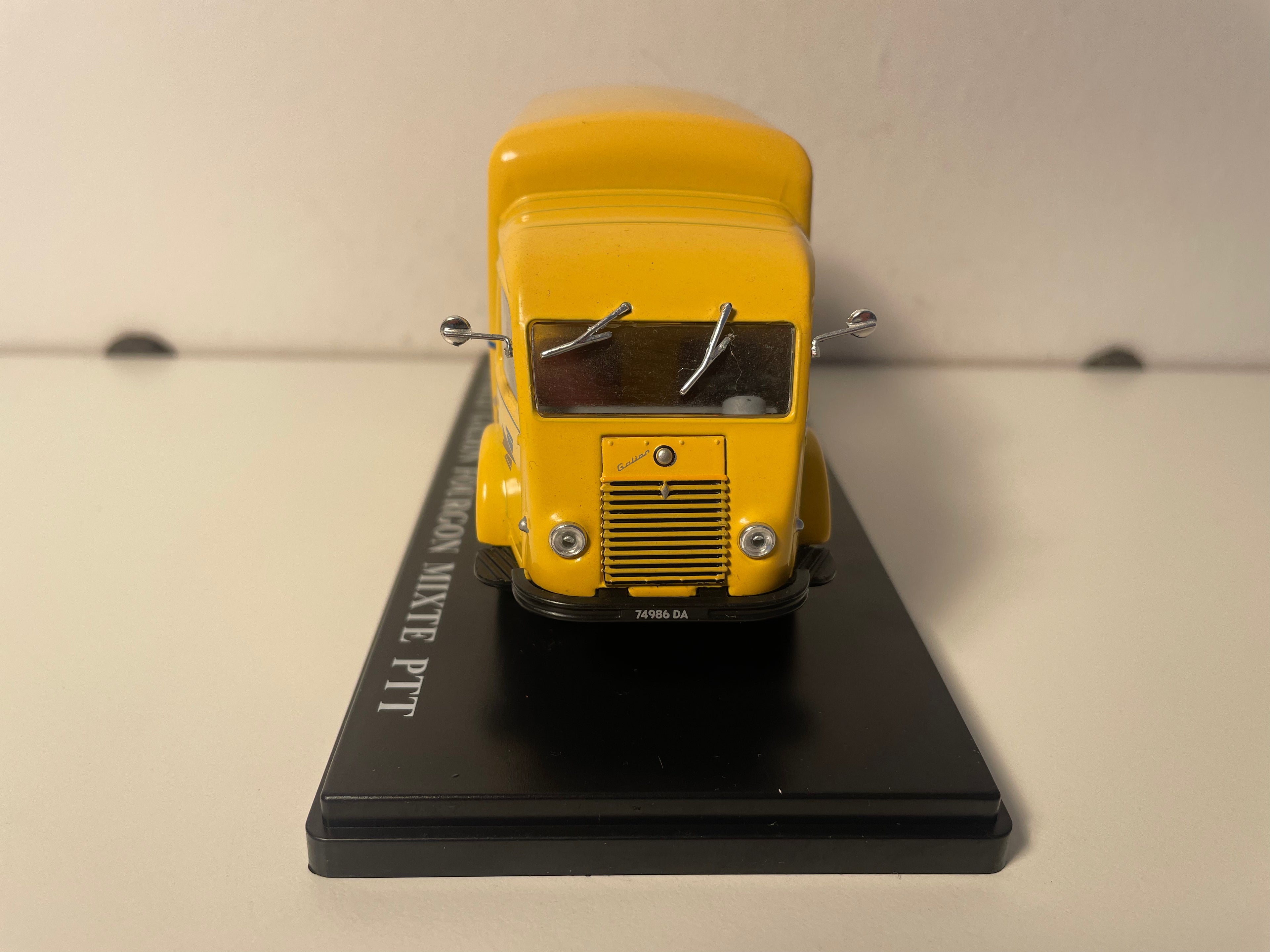 Renault Galion furgão misto amarelo PTT