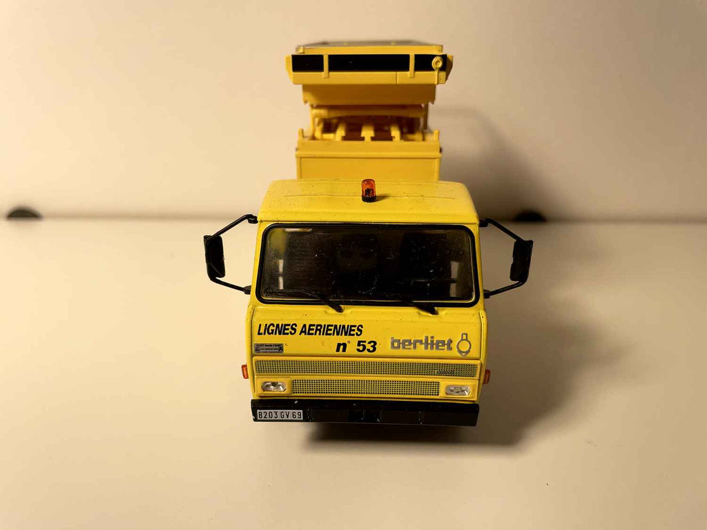 Camión Berliet 620 KB amarillo para la supervisión y el mantenimiento de las líneas aéreas de los trolleybus del sistema de transporte público de Lyon - Colección Hachette