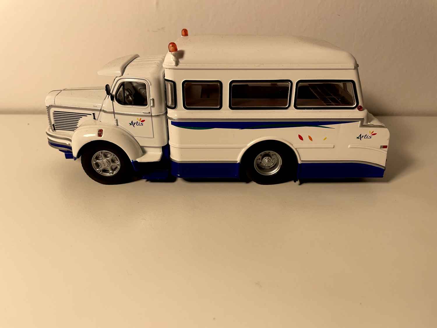 Holownik Berliet TLR 10R "ARTIS" biały i niebieski - Edycja Hachette Collections / producent miniatur: IXO