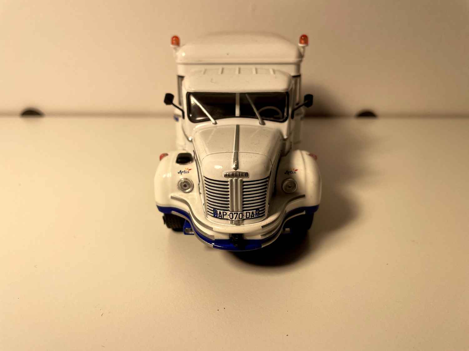 Holownik Berliet TLR 10R "ARTIS" biały i niebieski - Edycja Hachette Collections / producent miniatur: IXO