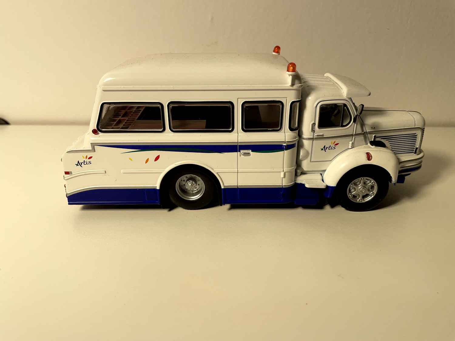 Holownik Berliet TLR 10R "ARTIS" biały i niebieski - Edycja Hachette Collections / producent miniatur: IXO