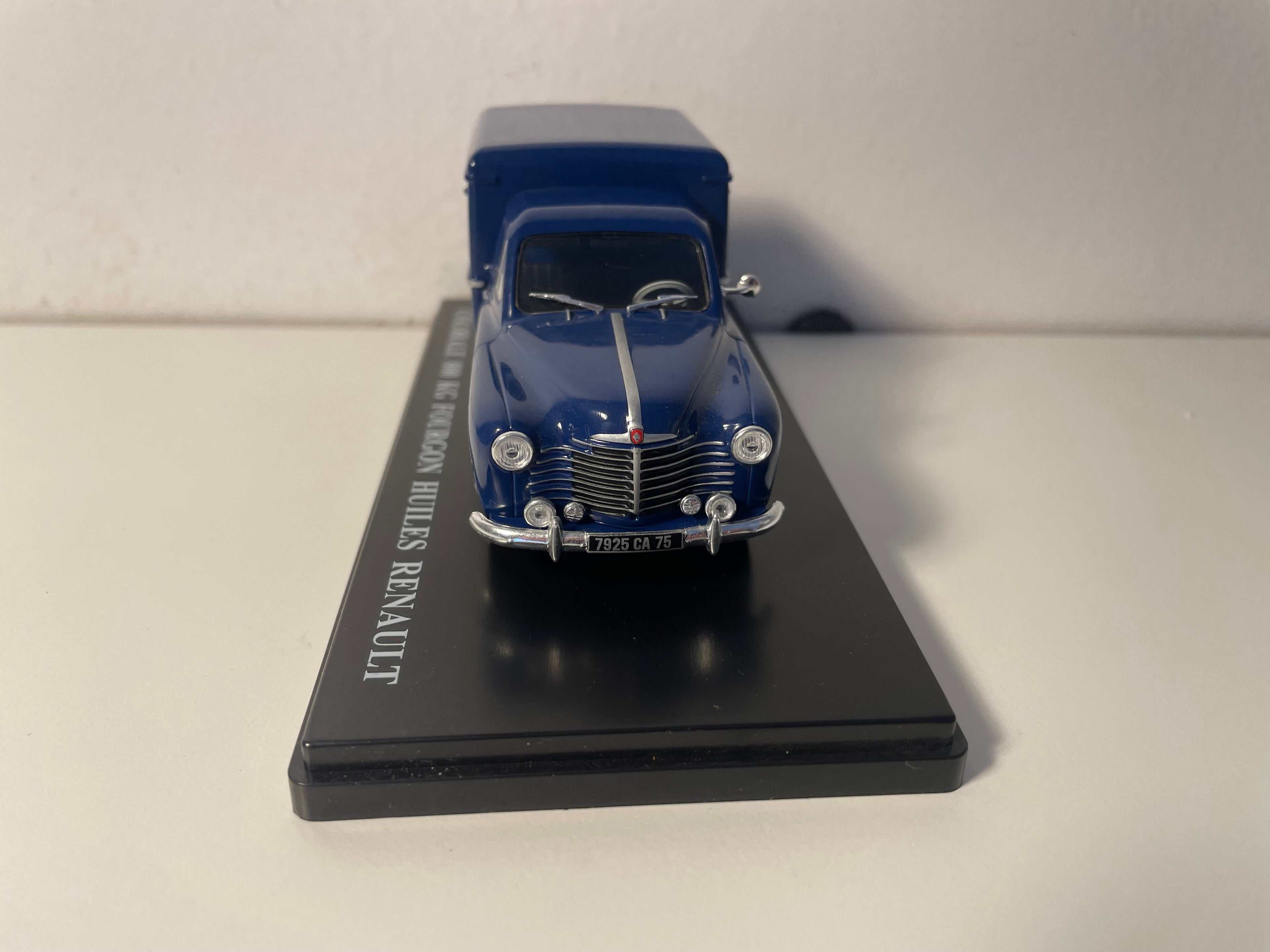 Renault Colorale 800 Kg fourgon bleu - Huiles RENAULT