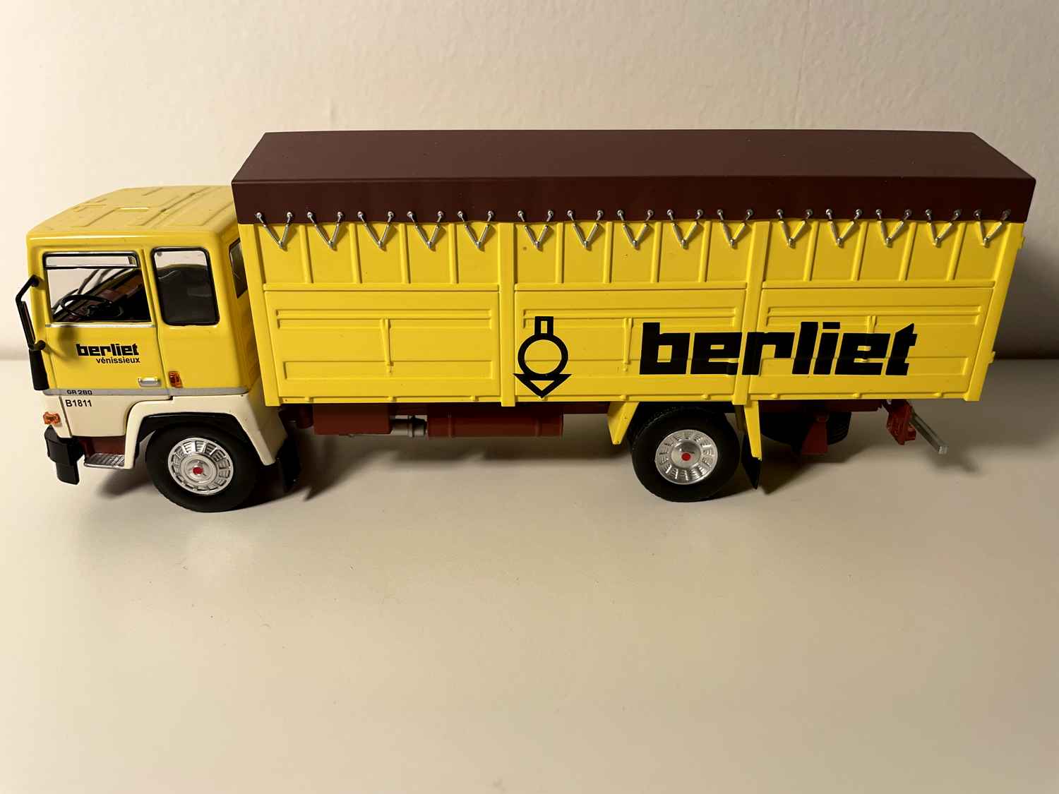 Camion Berliet GR 280 - camion jaune et bâche marron
