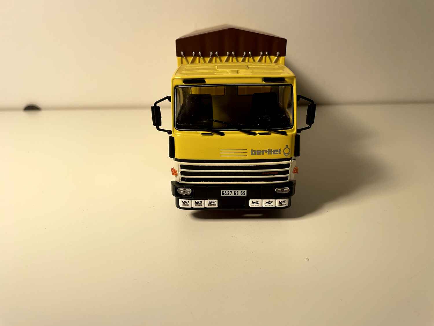 Camion Berliet GR 280 - camion jaune et bâche marron