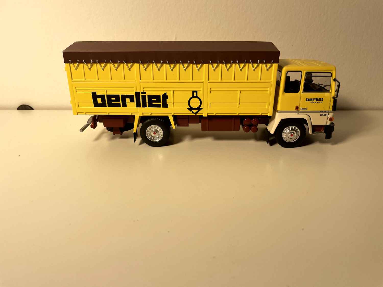 Camion Berliet GR 280 - camion jaune et bâche marron