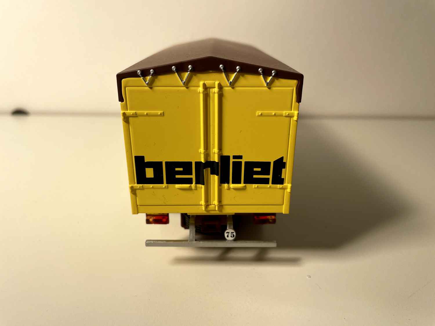 Camion Berliet GR 280 - camion jaune et bâche marron